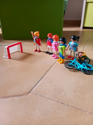 Playmobil σαν καινούργιο, 6 φιγούρες, ποδήλατο και τέρμα ποδοσφαίρου