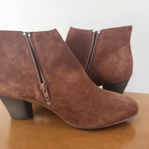 BT London suede ankle boots with fringes size 41 like new, brown