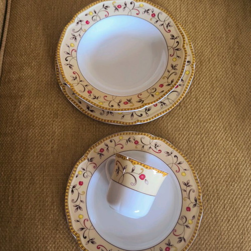 Porcelain dinnerware new with unique design, complete set