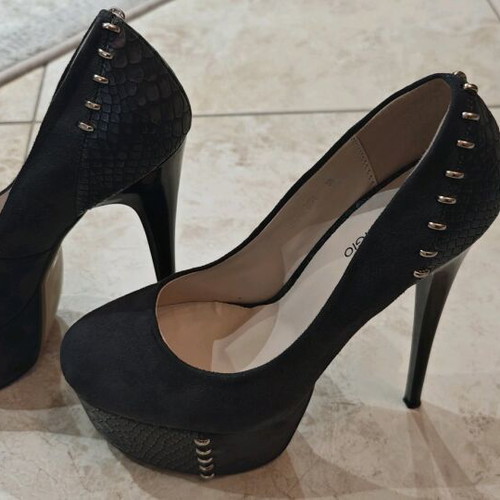 Makgio pumps like new, black with studs and high heel size 38