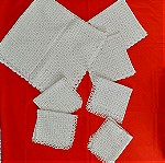  Καρέ σετ πλεκτό εργόχειρο, λευκό,  σε μινιμαλ σχέδιο με 6 πετσετάκια. Το κυρίως καρέ έχει διαστάσεις 100χ100cm, τα 2 πετσετάκια 40χ40cm και τα. 4 πετσετάκια 30x30cm.