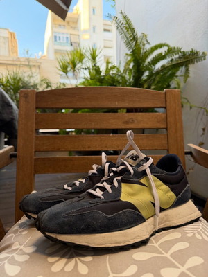 New Balance 327 sneakers like new, size 43 black and blue