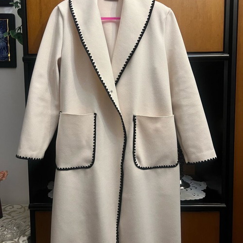 Women's off-white coat like new with belt and pockets