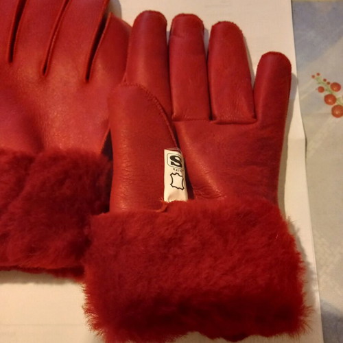 Leather gloves used, red with fur