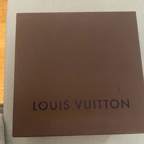 Louis Vouitton box used, size 24x23x6 cm