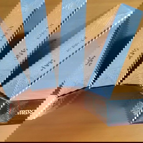 Βιντεοκασέτες VHS άγραφες σφραγισμένες και κασέτα καθαρισμού σαν καινούργιες