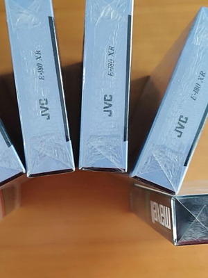 Βιντεοκασέτες VHS άγραφες σφραγισμένες και κασέτα καθαρισμού σαν καινούργιες