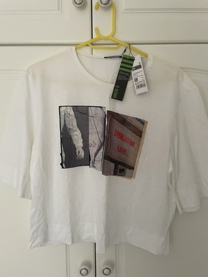 T-shirt Green B white medium size new with print