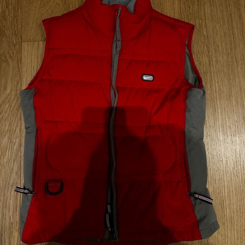 Nike vintage red vest lightly used, size S