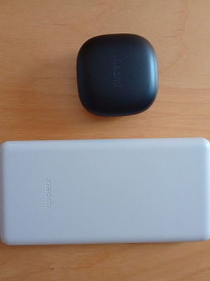 Πακέτο τεχνολογίας σαν καινούργιο με powerbank Xiaomi και ασύρματα ακουστικά Redmi 6 Play