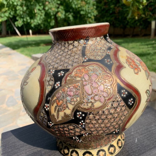 Japanese Satsuma vase like new, 23cm height with lid, embossed