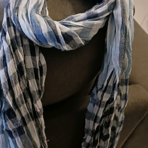 Set of 2 scarves like new, multicolored