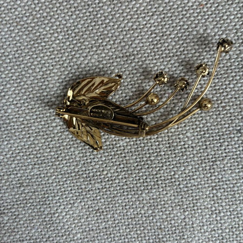 Lapel pin like new, gold metal