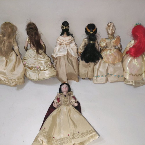 Deagostini Disney Princess 6 Porcelain Dolls like new, pack