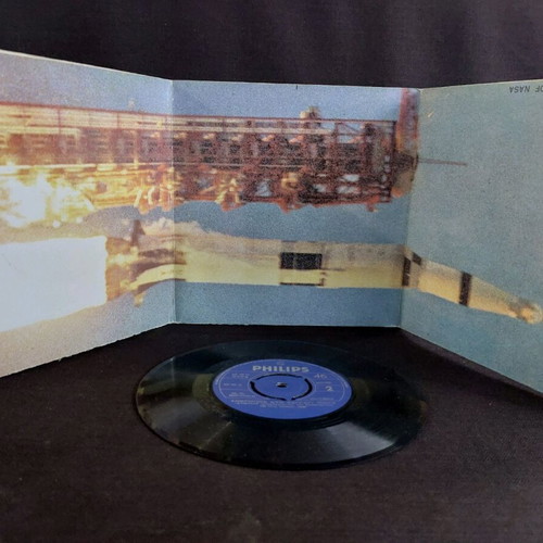 Anthropos sto Feggari used, recorded historic moon landing