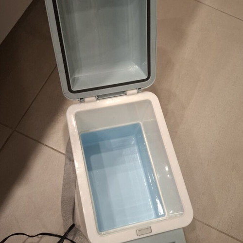 Portable electric cooler 7.5 liters like new with heating and car adapter