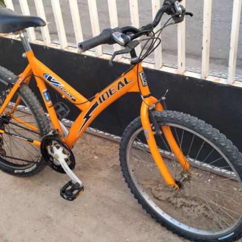 Ideal 26 Inch Mountain Bike like new with front suspension and gears