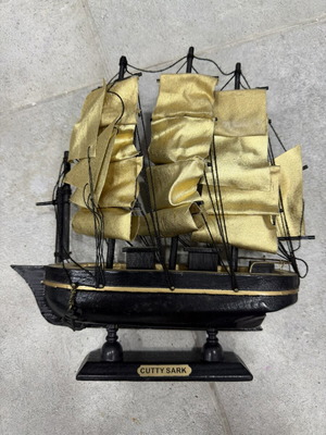 Cutty Sark wooden collectible ship like new