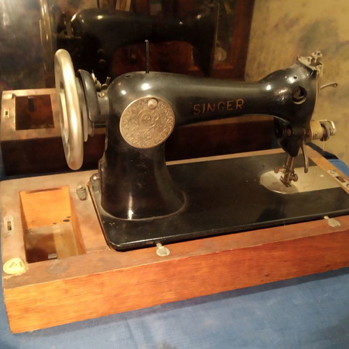 Antique Singer sewing machine 1911 used with wooden case