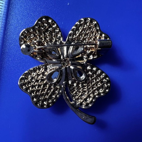 Brooch with green rhinestones new