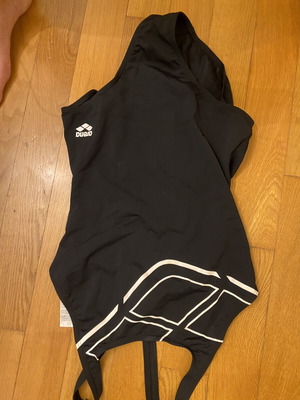 Arena swimsuit like new, black and white, sizes S/M