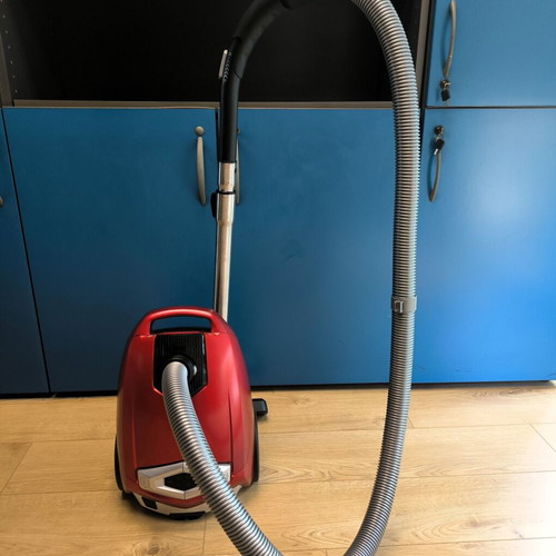 Dirt Devil vacuum cleaner like new with HEPA filter and 750W motor