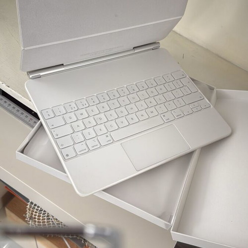 Apple Magic Keyboard 12.9 like new