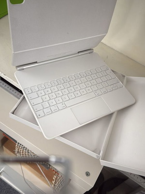 Apple Magic Keyboard 12.9 like new