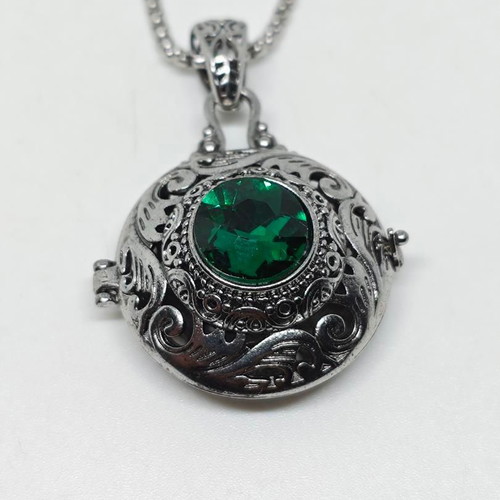 Locket pendant with green crystal vintage like new