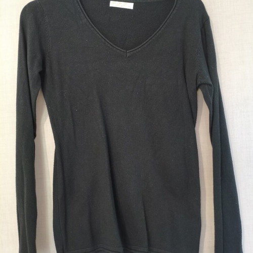 Women's black long-sleeve blouse with V-neck like new, one size