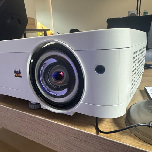 Viewsonic PS-501W Short Throw Projector like new