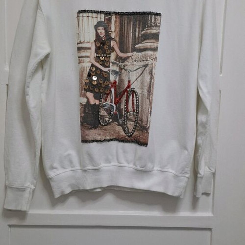 White Pink Woman sweatshirt like new with rhinestones and sequins