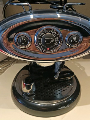 Illy Espresso X7 Black Capsule Coffee Machine like new