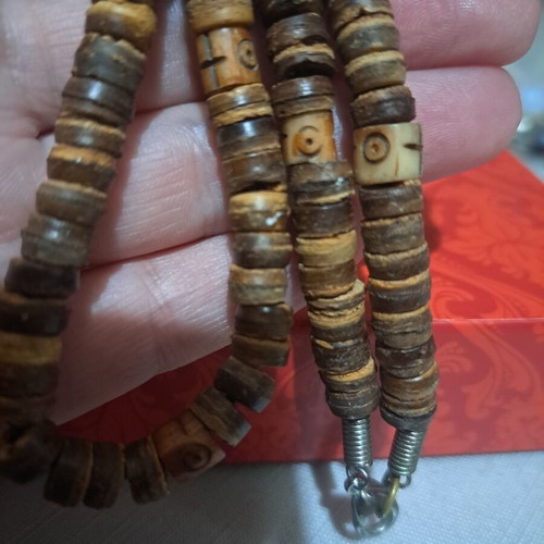 Wooden necklace like new with brown beads