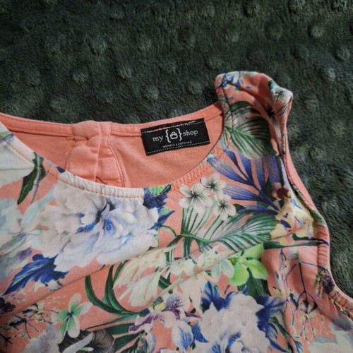 Floral t-shirt small in very good condition
