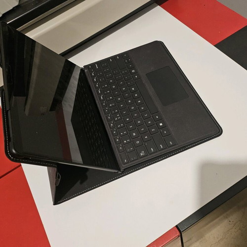 Surface Pro 8 i7 16GB 256GB like new with keyboard, mouse, dock and case