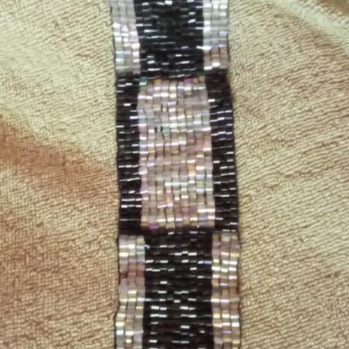 Bracelet with iridescent white and black glass beads, new