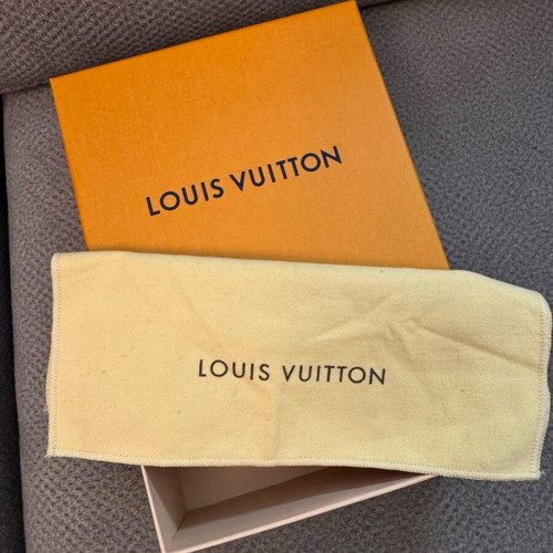 Louis Vuitton box and dustbag for belt like new
