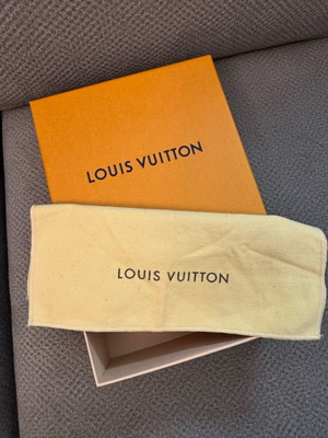 Louis Vuitton box and dustbag for belt like new