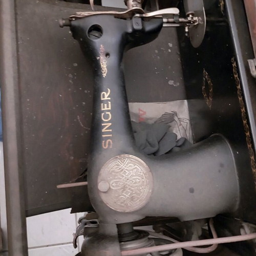 Singer Manufacturing Co. sewing machine like new with cabinet, late 1800s early 1900s