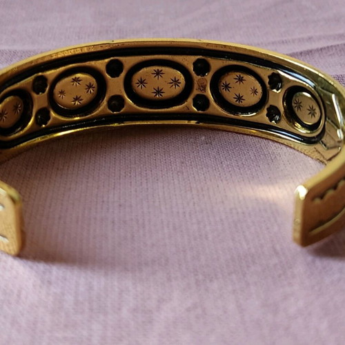 Steel bracelet with red stones new, gold tone