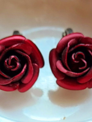 Vintage red rose earrings like new with clips