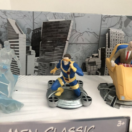X-Men Figurine Playset Disney Store with 7 Figures like new