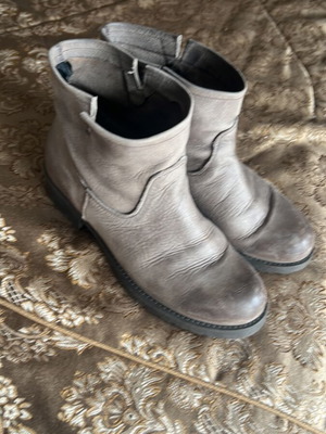 Women's leather ankle boots like new, grey taupe, size 38