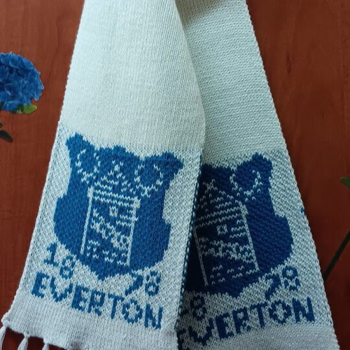 Everton knitted scarf, white with emblem
