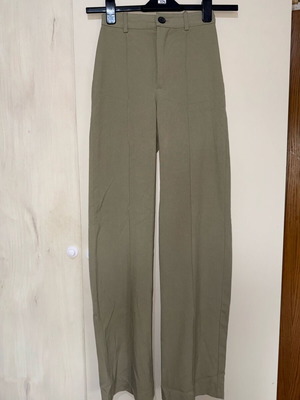Υφασμάτινο παντελόνι Pull & Bear σε χακί, σαν καινούργιο, μέγεθος XS