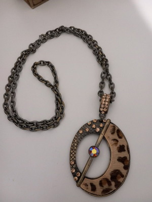 Long necklace with silver chain and leopard detail like new