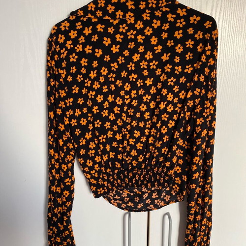 Short blouse with flowers like new, size S, black