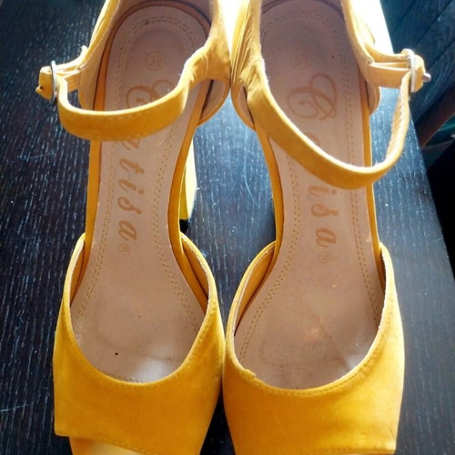 Carisa yellow suede sandals size 39 like new with thick heel