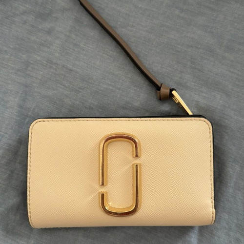 Marc Jacobs Snapshot wallet used, shiny saffiano leather, black and beige